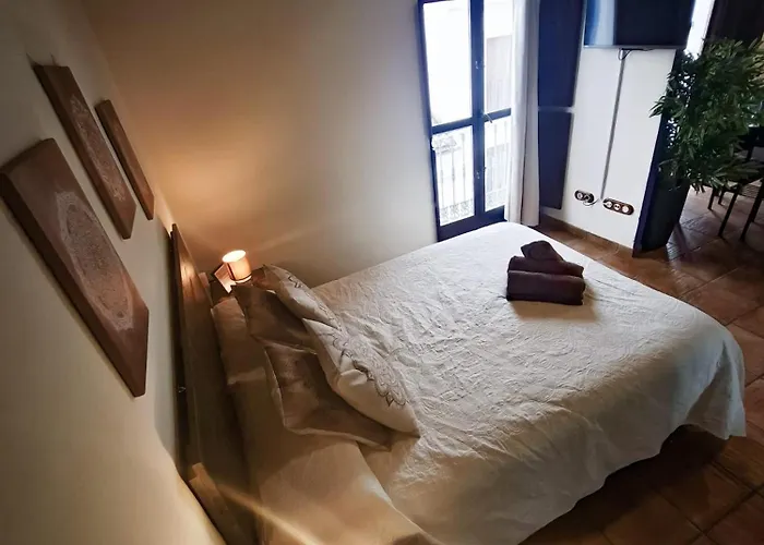 Rincon Arabe Junto Al Templo Y Ayuntamiento Daire Cordoba